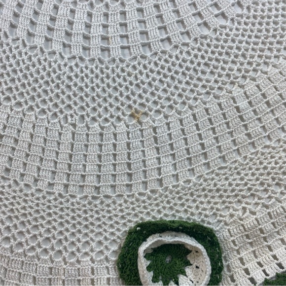Knitted Big Doily tea cups and saucers knitted green and ivory white 38” doily - Picture 4 of 12